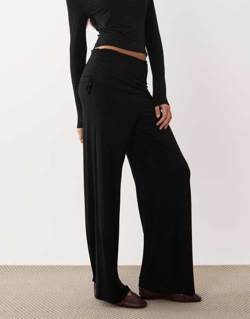 ASOS DESIGN - Pantaloni neri arricciati con risvolto sul retro in coordinato, 2 di 5