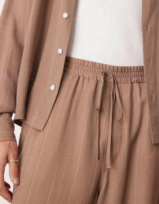 ASOS DESIGN - Pantaloni premium ampi marroni a righe in coordinato, 4 di 5