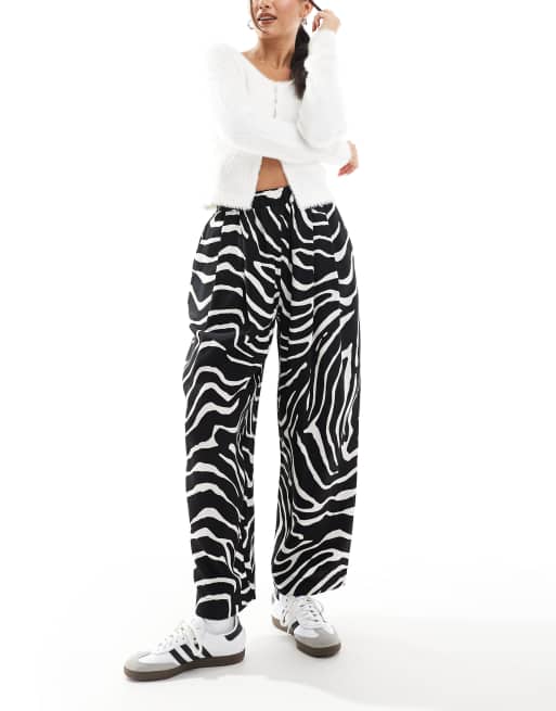 ASOS DESIGN - Pantaloni premium casual con stampa zebrata e dettaglio a pieghe