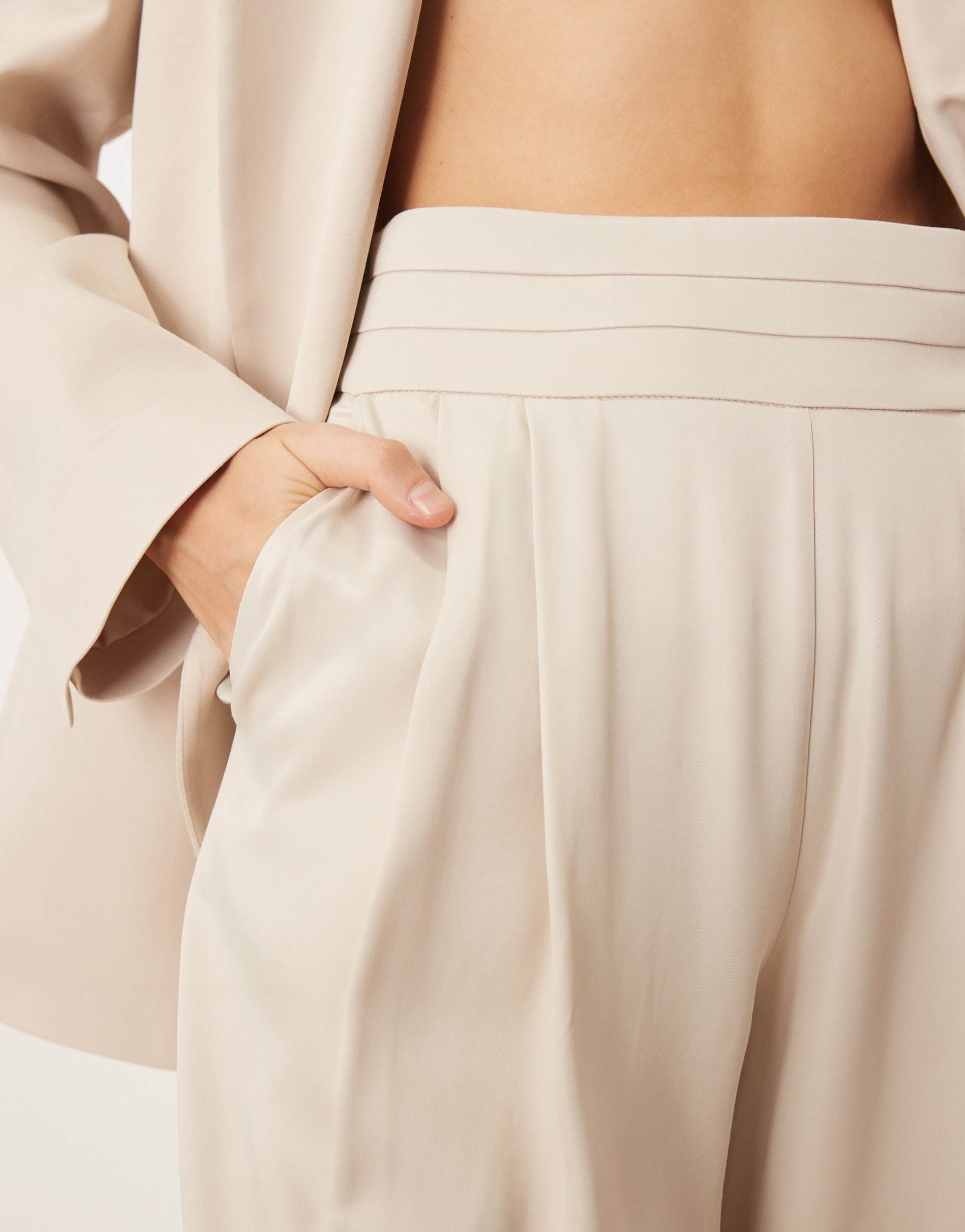 ASOS DESIGN - Pantaloni sartoriali a fondo ampio in raso color panna con fascia ampia in vita a pieghe 