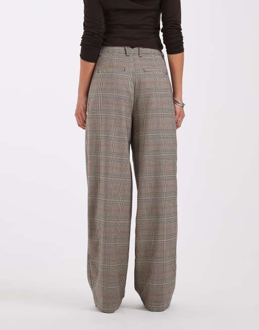 ASOS DESIGN pantaloni sartoriali a gamba larga con dettaglio pieghe a quadri marroni, 5 di 5