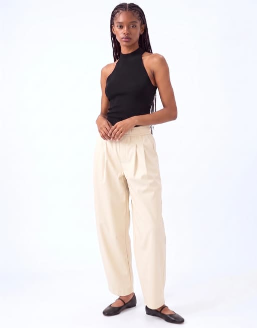ASOS DESIGN pantaloni sartoriali affusolati in similpelle crema, 6 di 10