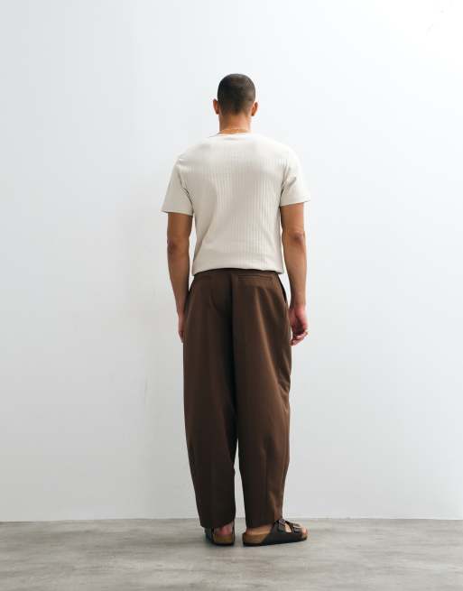 ASOS DESIGN - Pantaloni sartoriali bombati larghi marrone scuro con pieghe, 4 di 9
