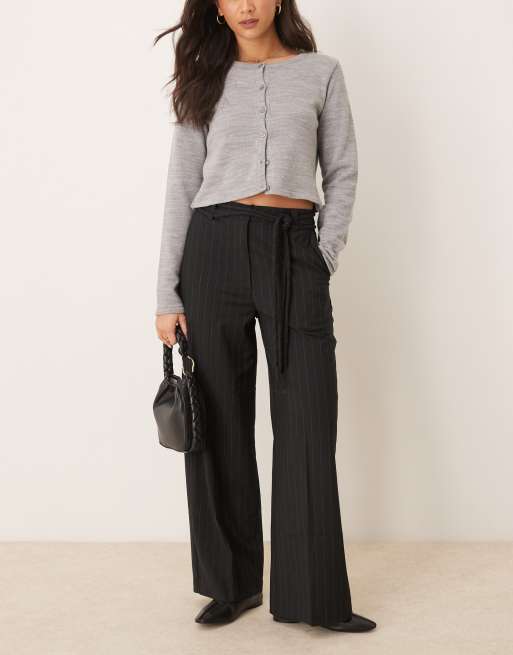 ASOS DESIGN - Pantaloni sartoriali comodi color inchiostro a righe con allacciatura in vita