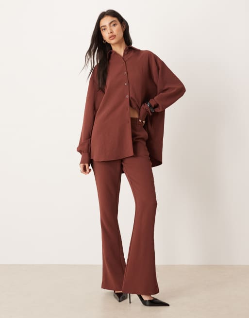 ASOS DESIGN - Coordinato con pantaloni e camicia sartoriale sinuosa oversize color castagna, 2 di 3