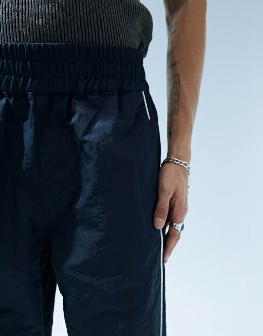ASOS DESIGN - Pantaloni sportivi ampi in nylon blu navy con profili bianchi, 5 di 5