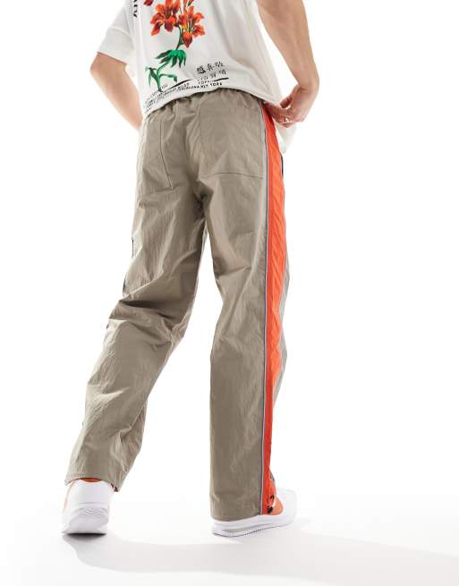 ASOS DESIGN - Pantaloni sportivi ampi in nylon marroni con riga laterale arancione, 2 di 5