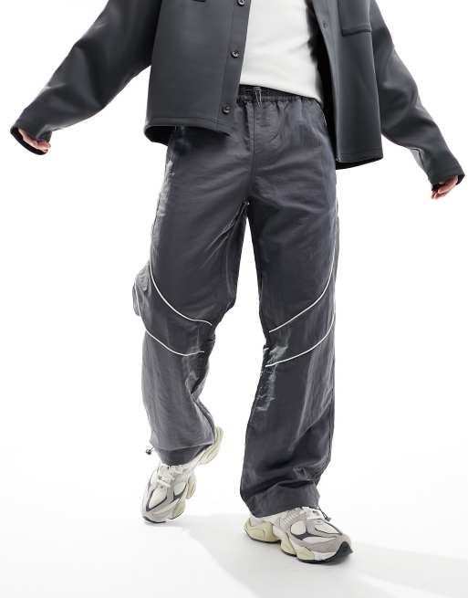 ASOS DESIGN - Pantaloni sportivi grigi e bianchi in nylon lucido a pannelli con profili a contrasto