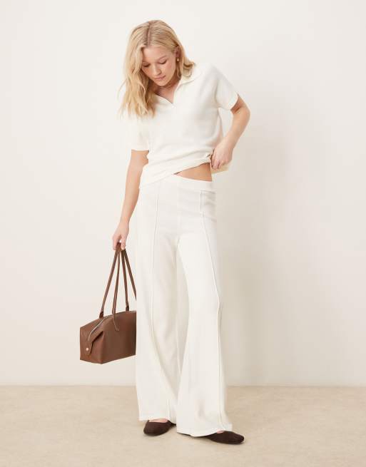 ASOS DESIGN - Pantaloni strutturati a fondo ampio in maglia color crema con cuciture a vista sul davanti