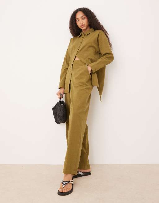 ASOS DESIGN - Pantaloni taglio comodo oliva a righe in coordinato
