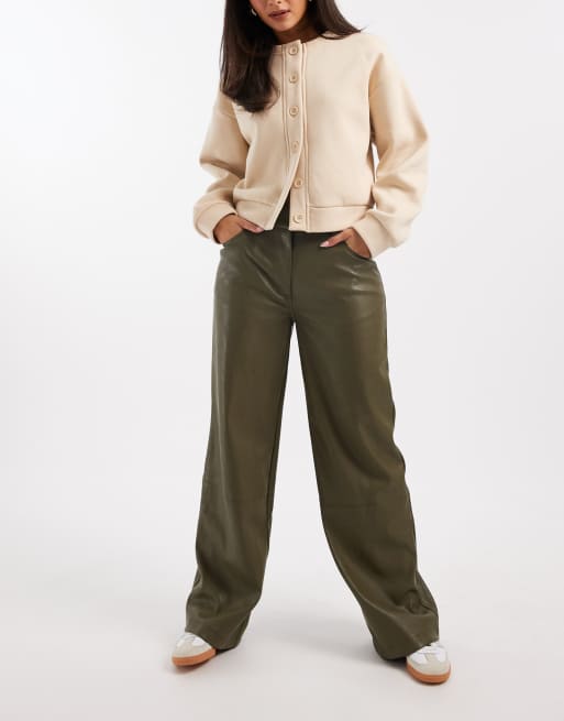 ASOS DESIGN - Pantaloni taglio maschile in pelle sintetica verdi a vita bassa 