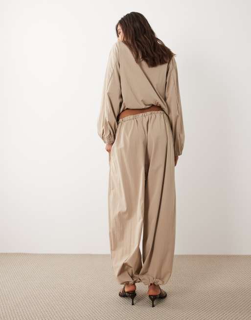 ASOS DESIGN - Pantaloni tecnici a palloncino color pietra in coordinato, 4 di 5