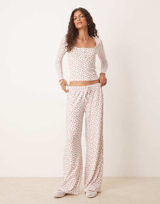 ASOS DESIGN - Pantaloni traforati a fondo ampio a fiorellini in coordinato