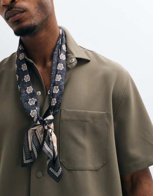 ASOS DESIGN - Pañuelo marrón triangular con estampado floral vintage y patrón de satén, 2 de 3