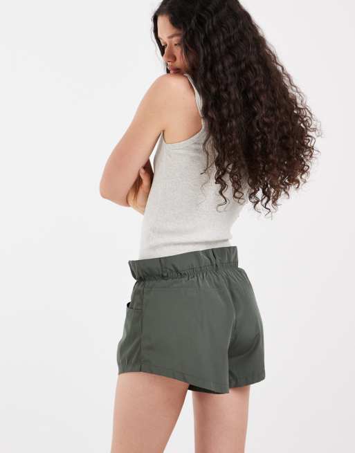 ASOS DESIGN paper bag cargo shorts in khaki, 4 of 5