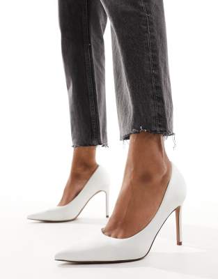 ASOS DESIGN - Paphos - Spitze Satin-Pumps in Elfenbeinweiß mit hohem Absatz