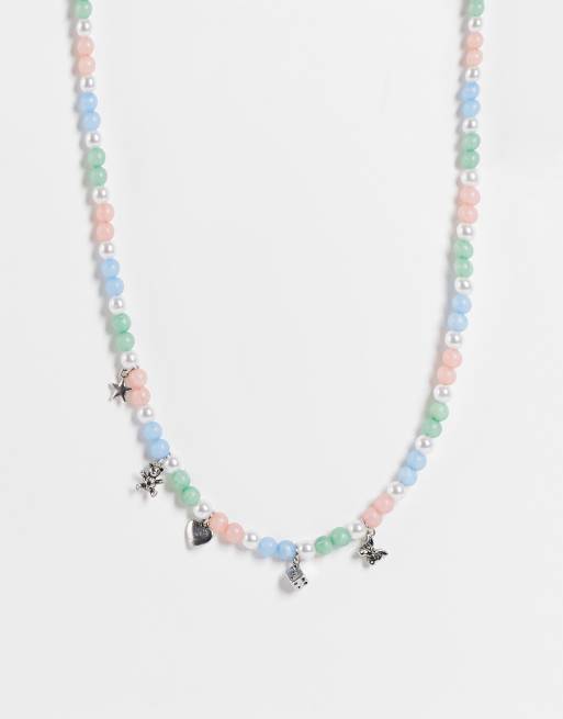 ASOS DESIGN – Pärlhalsband med fuskstenar, pärlor och silverfärgade berlocker