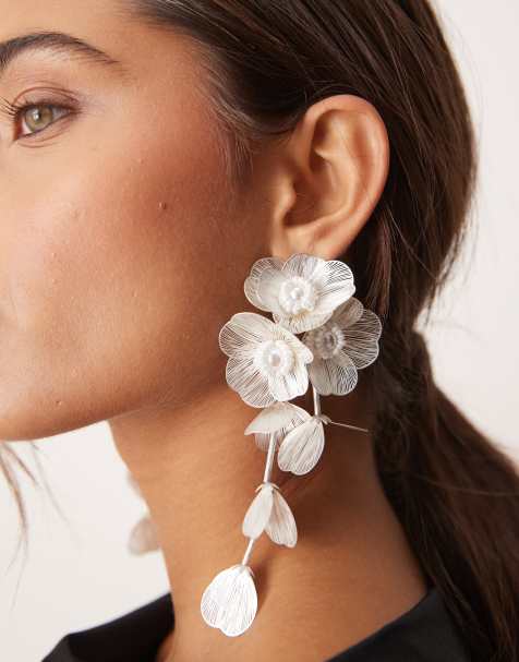 ASOS DESIGN – Pärlvita hängande örhängen i 3D blomdesign - view 1