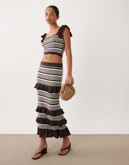 Conjunto a rayas monocromáticas de falda larga y top con escote Bardot y volantes de ASOS DESIGN, 2 de 3