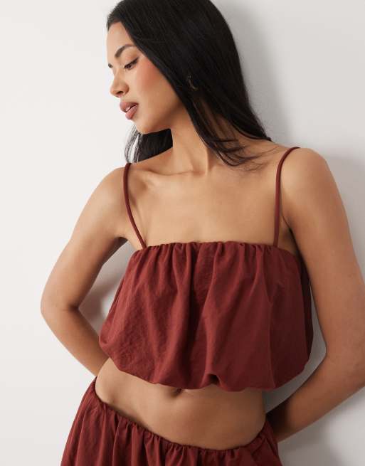 ASOS DESIGN - Parte de un conjunto - Top corto rojo óxido abullonado de tirantes de tejido efecto lino, 2 de 4