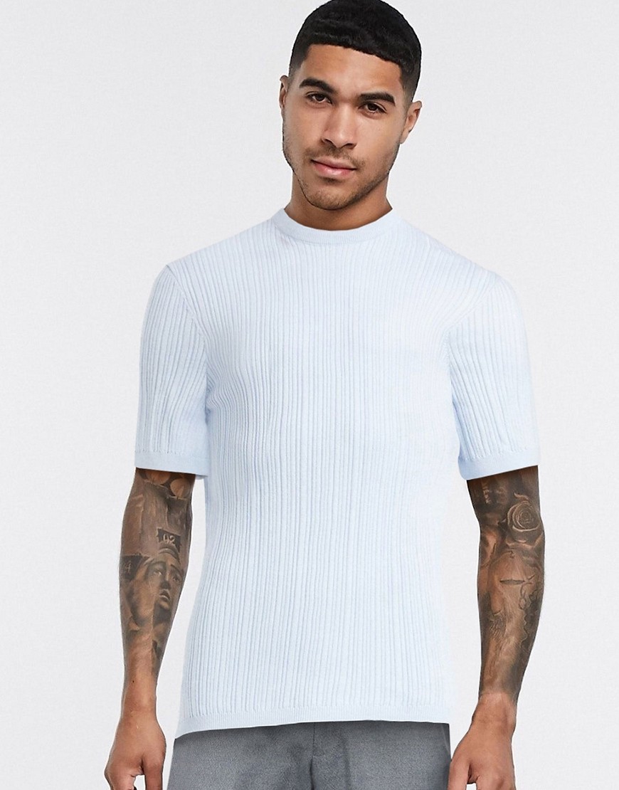ASOS DESIGN – Pastellblå ribbstickad t-shirt i muscle fit