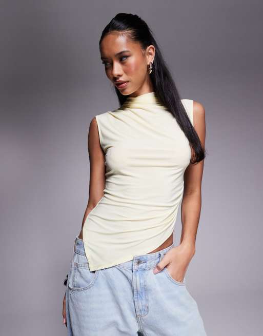 ASOS DESIGN – Pastellgul topp med hög krage, indragen detalj och asymmetrisk fåll