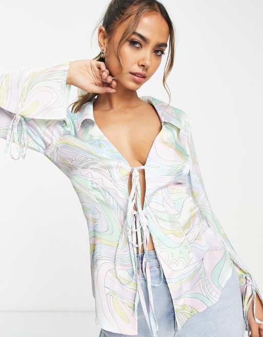 ASOS DESIGN – Pastelowa satynowa koszula o dopasowanym kroju w marmurkowy wzór z wiązanym przodem i mankietami