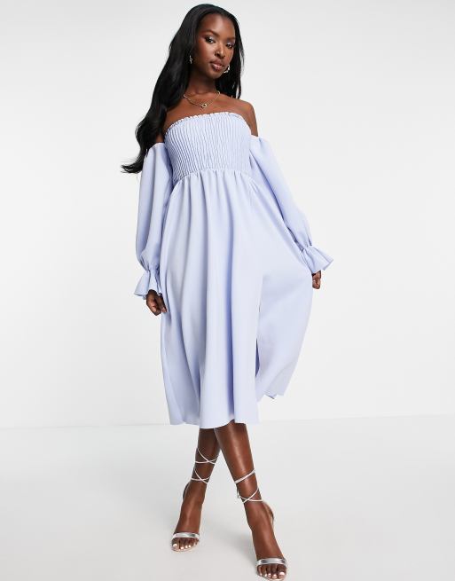 ASOS DESIGN – Pastelowoniebieska marszczona sukienka midi z dekoltem typu bardot i obszernymi rękawami ściągniętymi przy mankietach