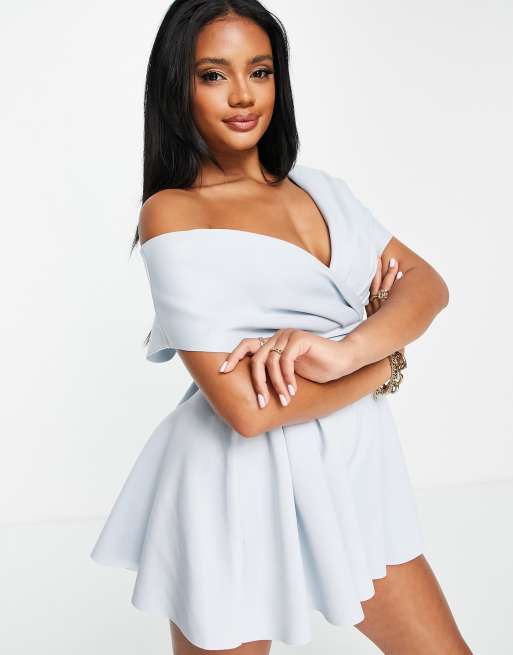 ASOS DESIGN – Pastelowoniebieski krótki kombinezon z opadającymi ramionami 