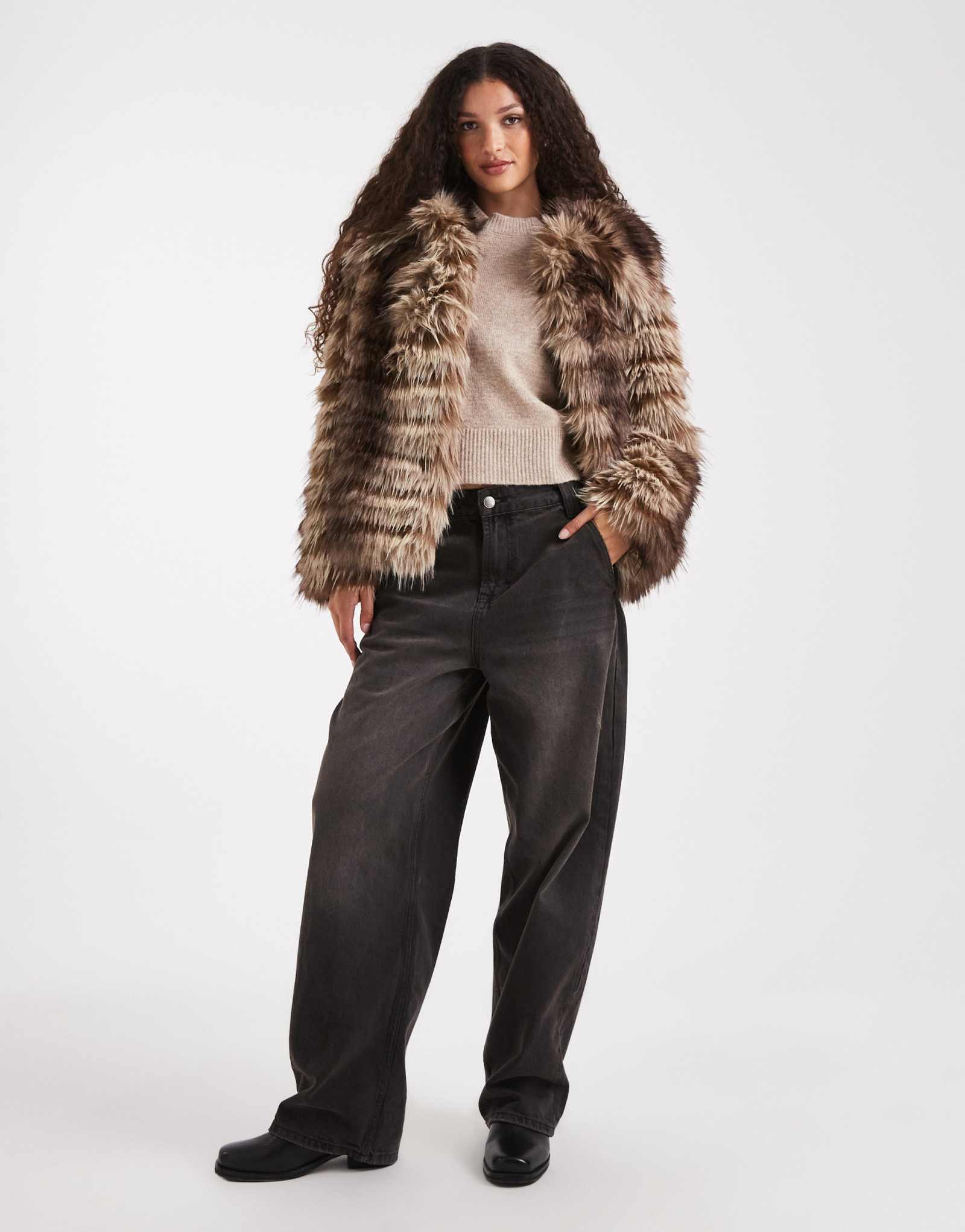 Короткая куртка из искусственного меха с нашивками ASOS DESIGN коричневого цвета