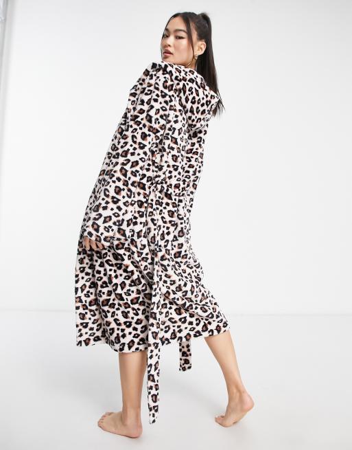 ASOS DESIGN - Peignoir mi-long en polaire ultra douce à imprimé léopard naturel - Marron, 4 de 7