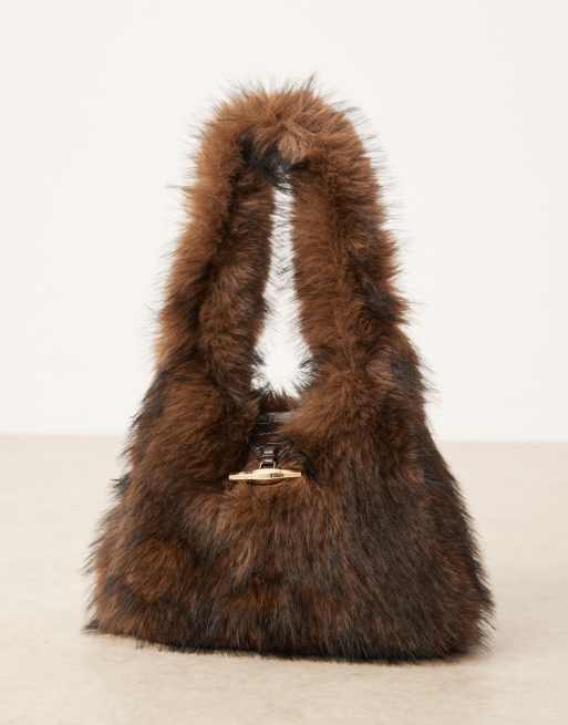 ASOS DESIGN – Pelz-Handtasche in Dunkelbraun mit Metall-Detail, 2 von 4