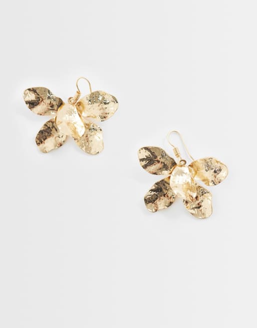 ASOS DESIGN pendant earrings with floral drops in hammered gold tone, 4 of 4