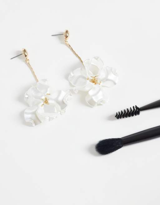 ASOS DESIGN pendant earrings with ivory flower pendants in gold tone - IVORY, 2 of 4