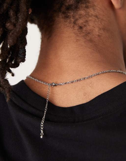 ASOS DESIGN - Pendente argentato in acciaio inossidabile resistente all'acqua con onda greca e pietra semipreziosa di agata nera  , 2 di 3