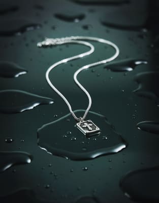 ASOS DESIGN - Pendentif rectangulaire en acier inoxydable avec croix effet vieilli - Argenté