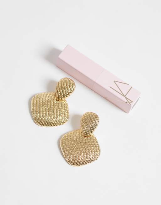 ASOS DESIGN Pendientes colgantes con diseño texturizado en tono dorado cepillado, 3 de 4