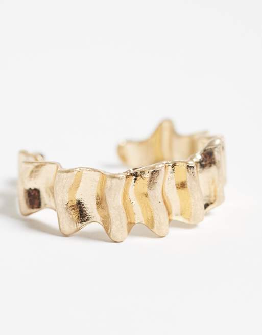 ASOS DESIGN - Pendientes de aro dorado pulido con diseño rugoso, 3 de 4
