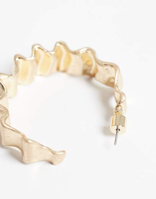 ASOS DESIGN - Pendientes de aro dorado pulido con diseño rugoso, 4 de 4