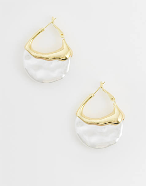 ASOS DESIGN - Pendientes de aro dorados con acabado nacarado - view 1