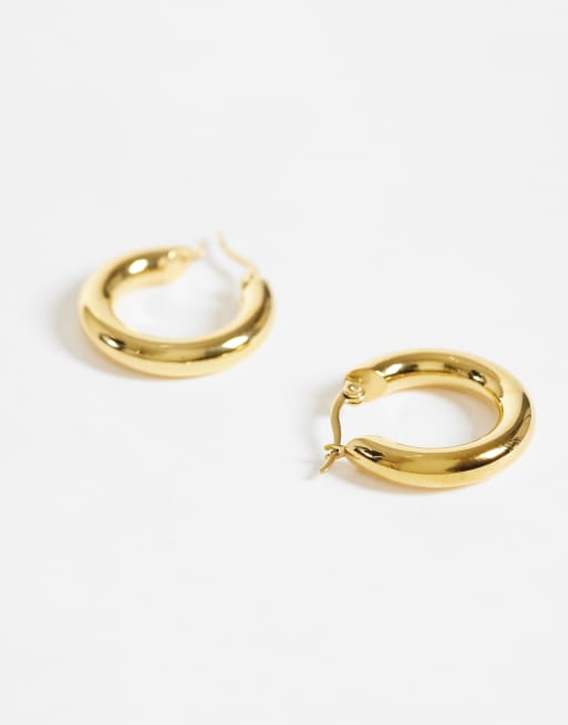 ASOS DESIGN - pendientes de aro medianos de acero inoxidable impermeables en tono dorado, 3 de 4
