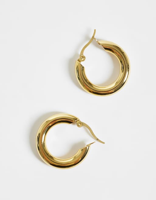 ASOS DESIGN - pendientes de aro medianos de acero inoxidable impermeables en tono dorado, 4 de 4
