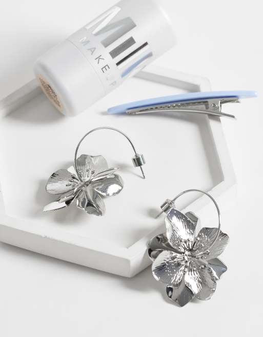 ASOS DESIGN - Pendientes de aro plateados con charms de flores, 2 de 4