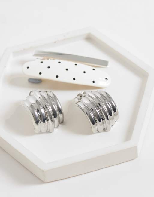 ASOS DESIGN - pendientes de botón con diseño acanalado en tono plateado, 2 de 4
