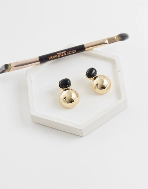 ASOS DESIGN - pendientes de botón con doble caída y engaste de piedra negra en tono dorado, 2 de 4
