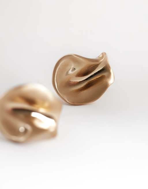 ASOS DESIGN - Pendientes de botón dorados con acabado cepillado y diseño moldeado, 3 de 4