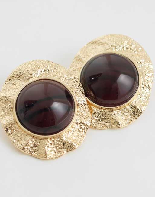 ASOS DESIGN - Pendientes de botón dorados repujados con piedra de resina burdeos, 4 de 5