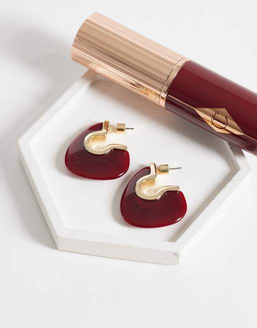 ASOS DESIGN - Pendientes de medio aro dorados con diseño de resina burdeos, 2 de 4