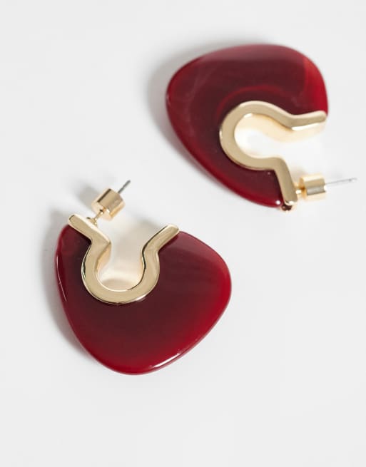 ASOS DESIGN - Pendientes de medio aro dorados con diseño de resina burdeos, 4 de 4