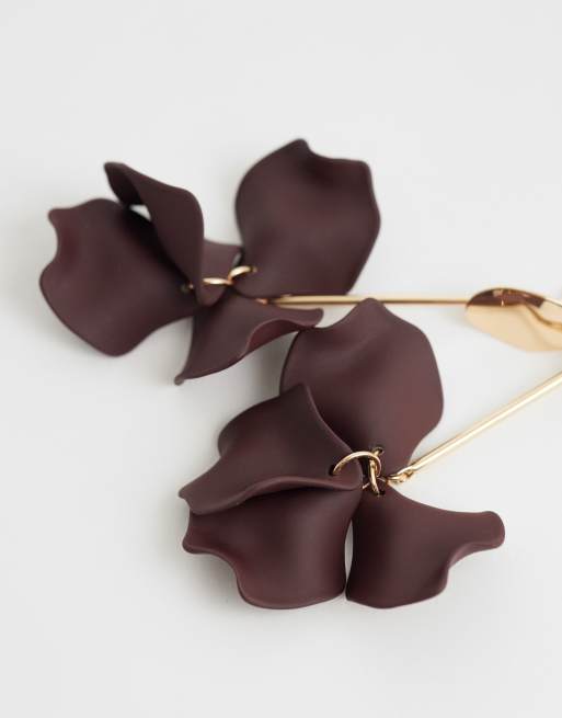 ASOS DESIGN - Pendientes dorados con colgante de flor burdeos, 4 de 4
